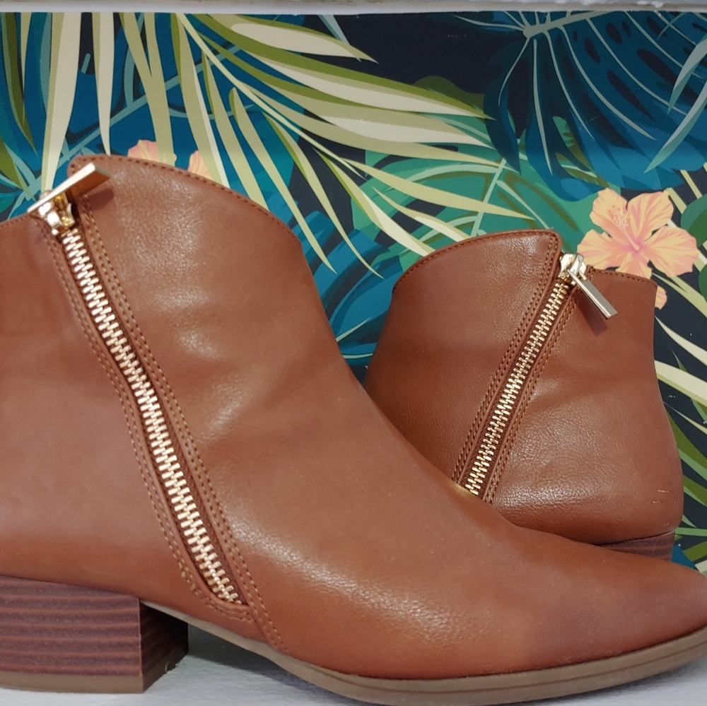 A2 by Aerosoles Cross Over ankle boots 6.5